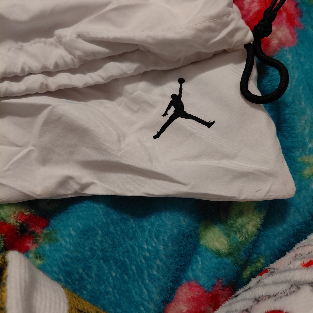 Jordan White Toiletry Bag - Picture 6 of 9